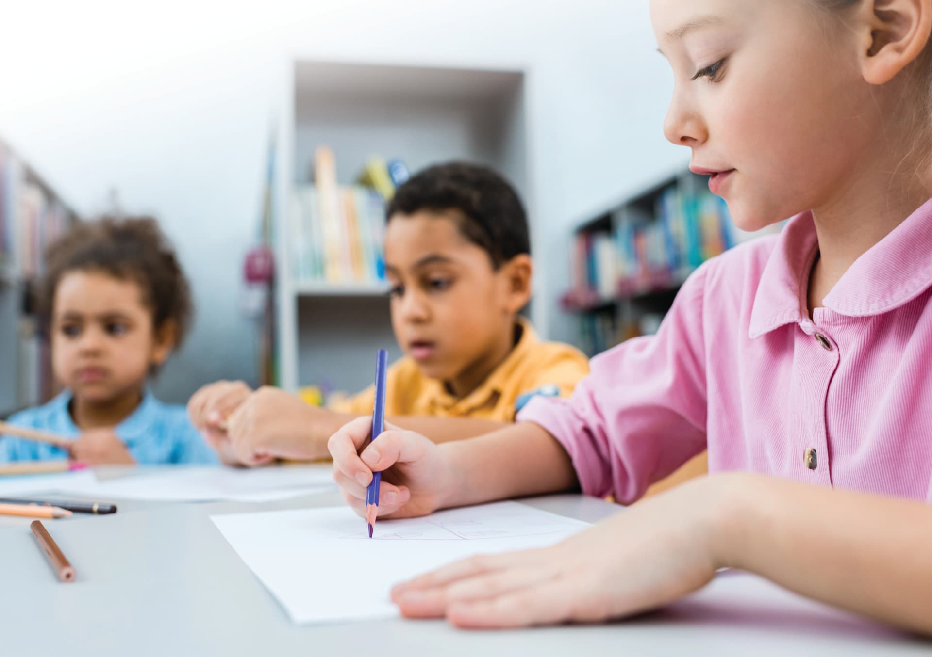 ילדים לומדים לקרוא ולכתוב במרכז דורון